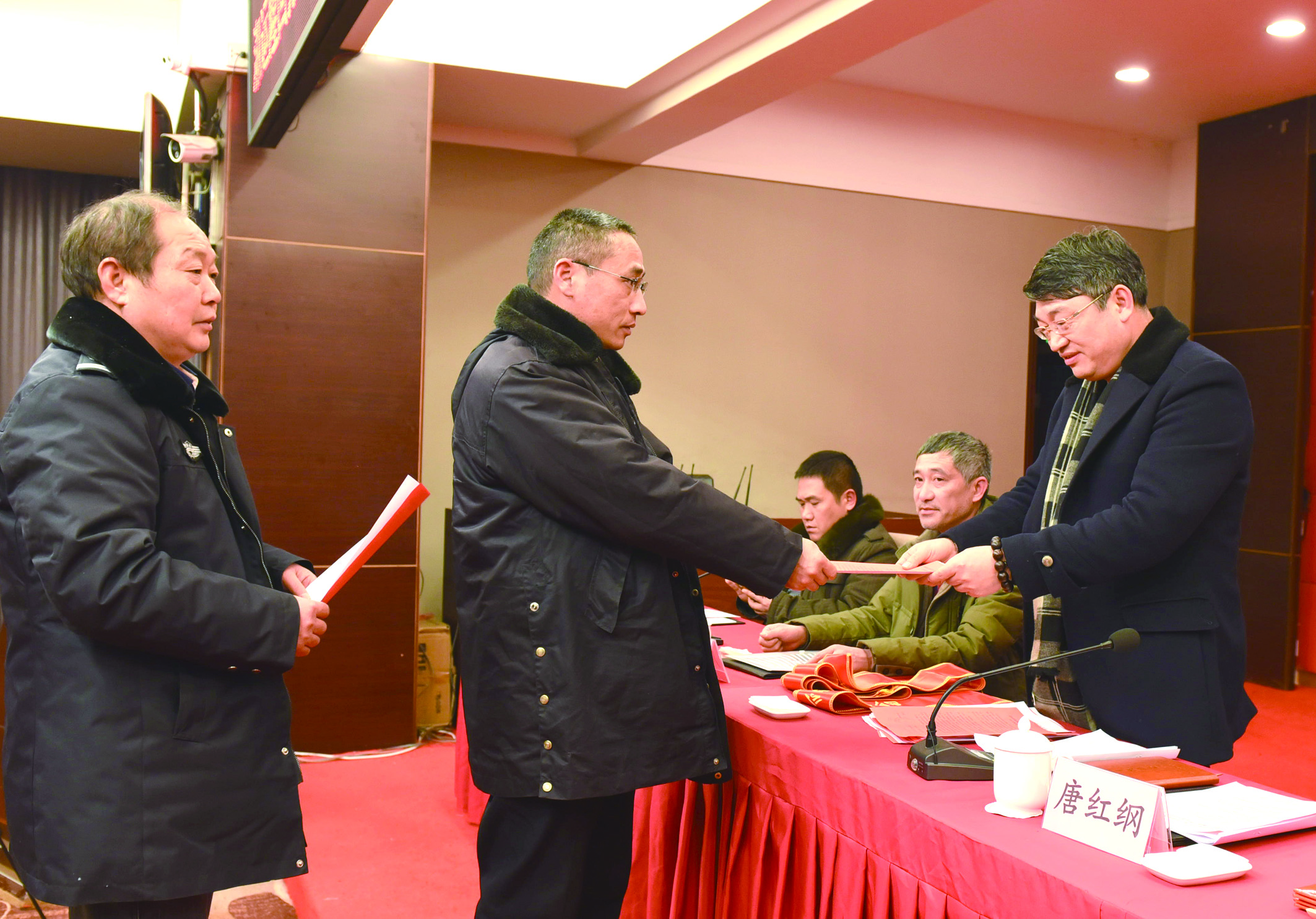 1月30日，隆回分公司召開2017年工作總結(jié)表彰大會暨2018年春運工作動員大會。