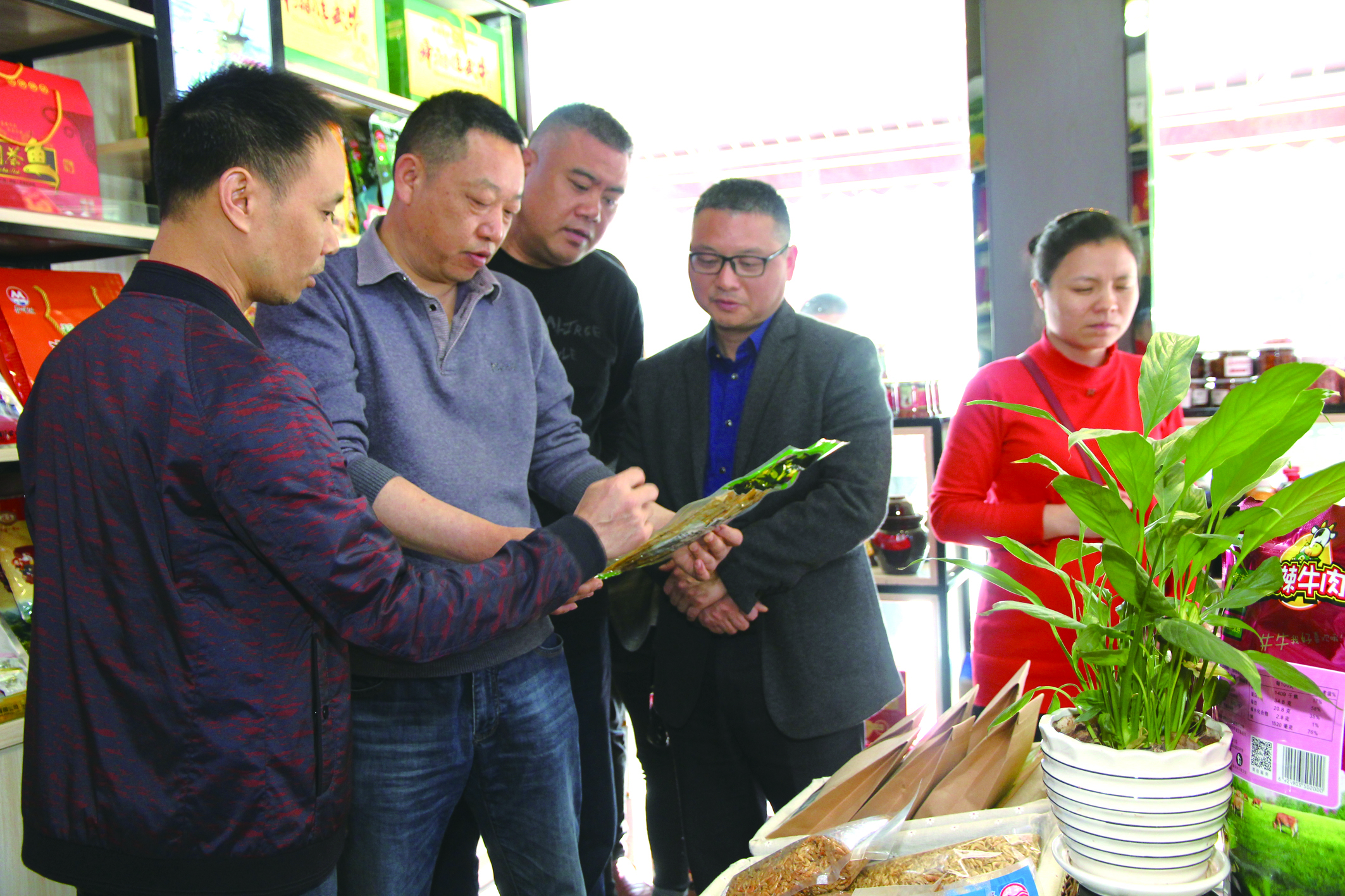 集團公司董事、副總經(jīng)理何偉紅帶領(lǐng)骨干學員在郴汽集團考察“郴味特產(chǎn)”