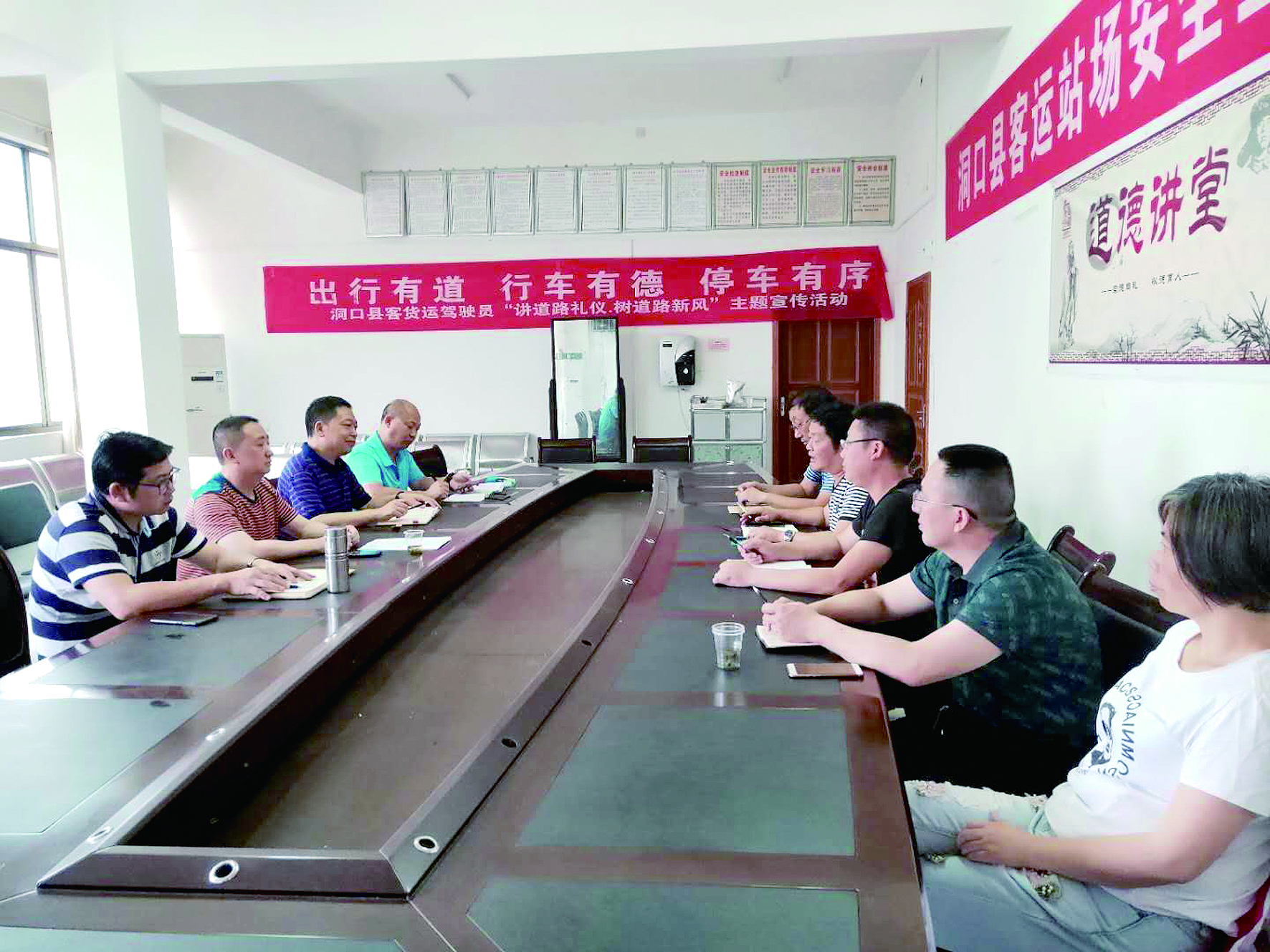 6月12日至13日，集團(tuán)公司董事、副總經(jīng)理唐新宇率辦公室、房產(chǎn)基建、企管部門負(fù)責(zé)人深入分公司就門面合同等事項(xiàng)進(jìn)行核查和清理，并對門面經(jīng)營狀況調(diào)研。據(jù)悉，兩天時(shí)間核對門面合同144份。 ? 為切實(shí)加強(qiáng)企業(yè)內(nèi)部管理，集團(tuán)公司決定對全司門面管理開展清理，成立集團(tuán)公司門面清理領(lǐng)導(dǎo)小組以抓好此項(xiàng)工作。圖為唐新宇（左二）在洞口客運(yùn)分公司部署相關(guān)工作。 祖冠 攝影報(bào)道