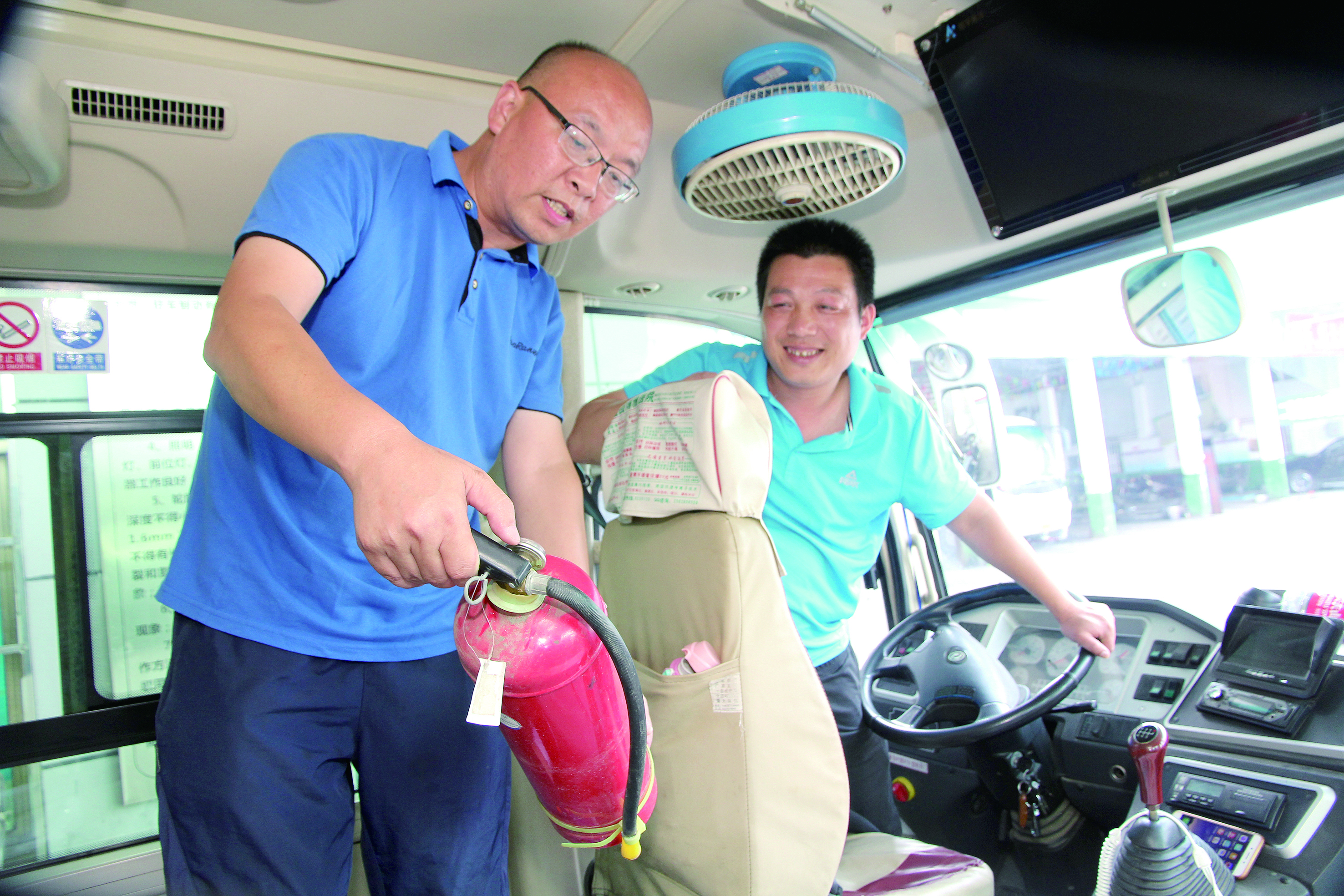 安全稽查兩不誤 ——記集團公司優(yōu)秀共產(chǎn)黨員、隆回汽車西站副站長李擁政 肖秀華